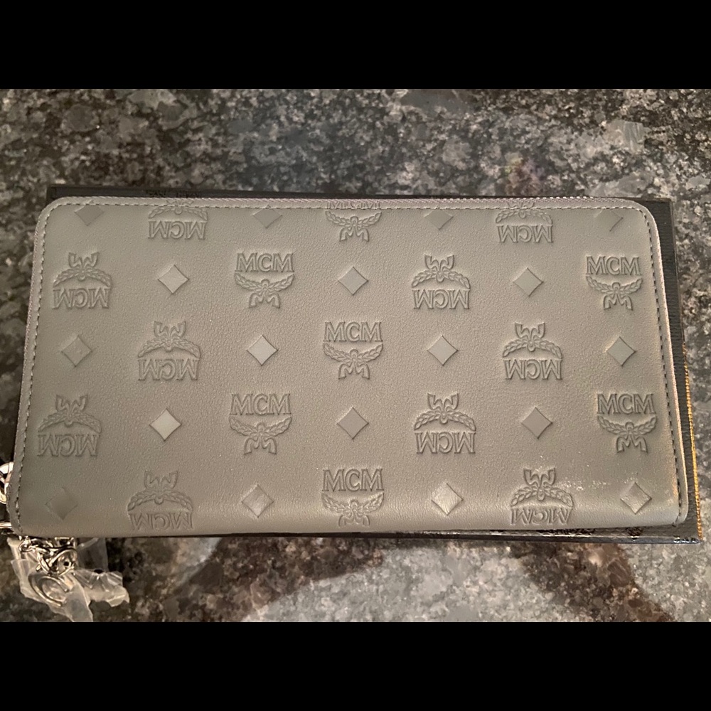 MCM Klara Leather Zip Wallet - Picture 3 of 10